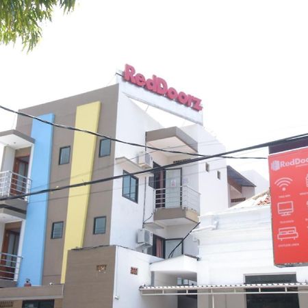 Reddoorz @ Genteng Surabaia Exterior foto