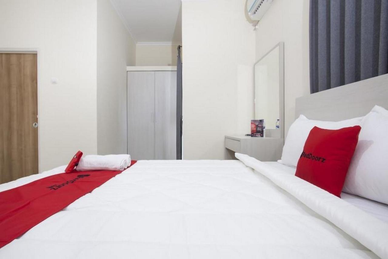Reddoorz @ Genteng Surabaia Exterior foto