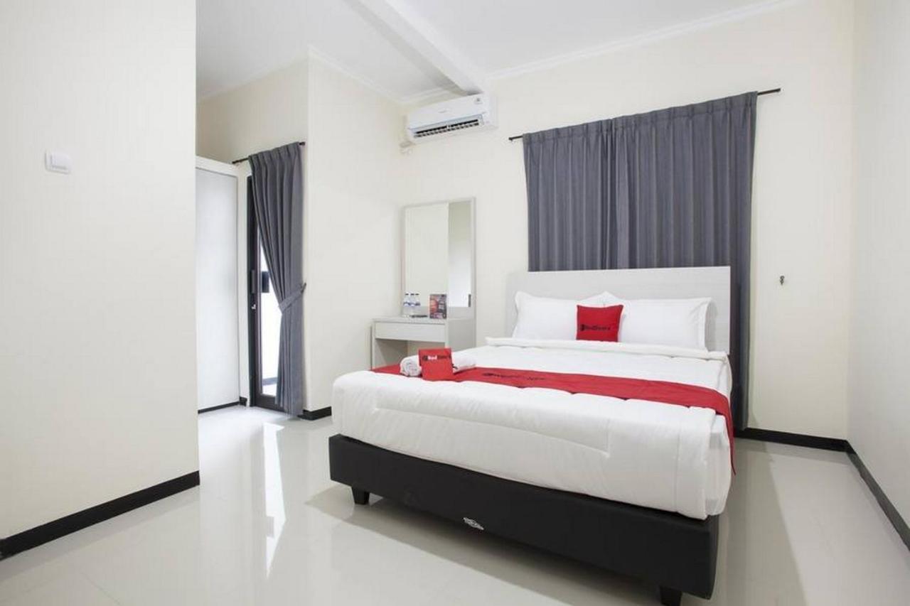 Reddoorz @ Genteng Surabaia Exterior foto